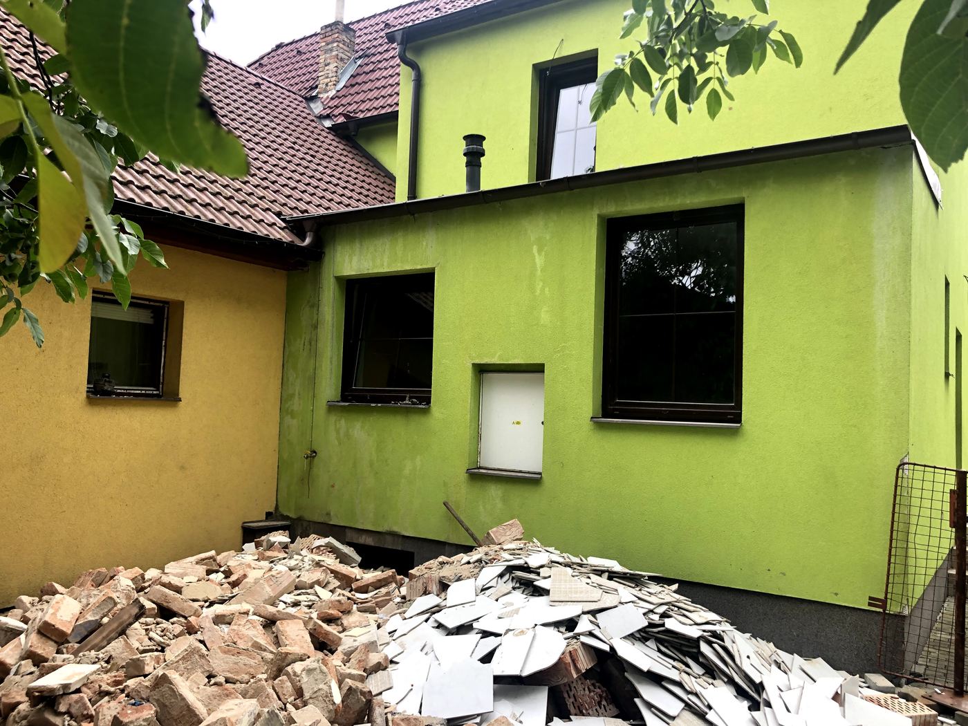Původní stav — zelená fasáda